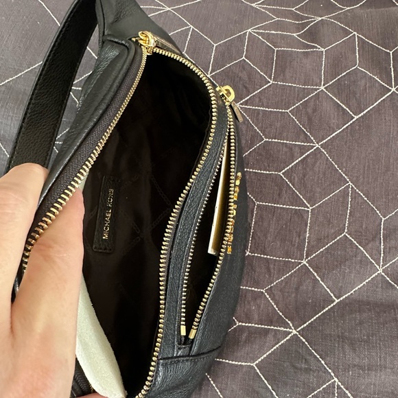 MICHAEL MICHAEL KORS
Mott Medium Leather Waistpack - Picture 7 of 14